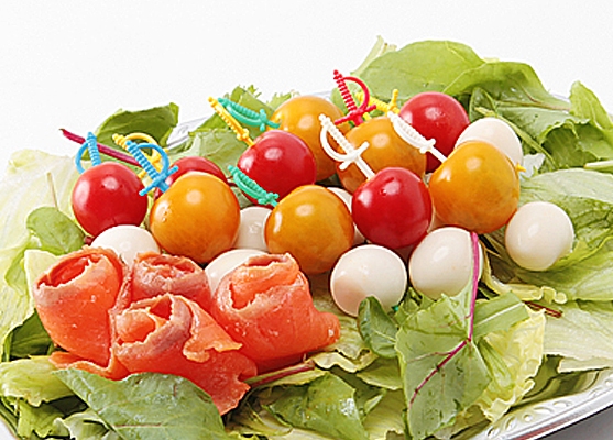 うずらと赤と黄色のプチトマト画像