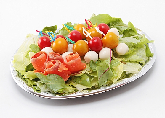 うずらと赤と黄色のプチトマト画像