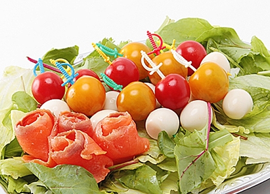 うずらと赤と黄色のプチトマト画像